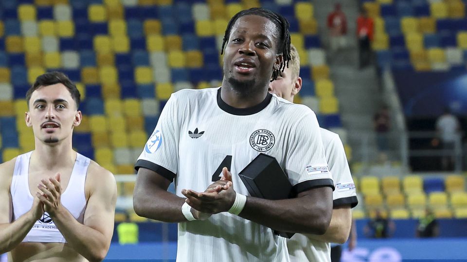 Bright Arrey-Mbi vai para a segunda época ao serviço dos arsenalistas e dá mostras de querer chefiar o eixo da retaguarda