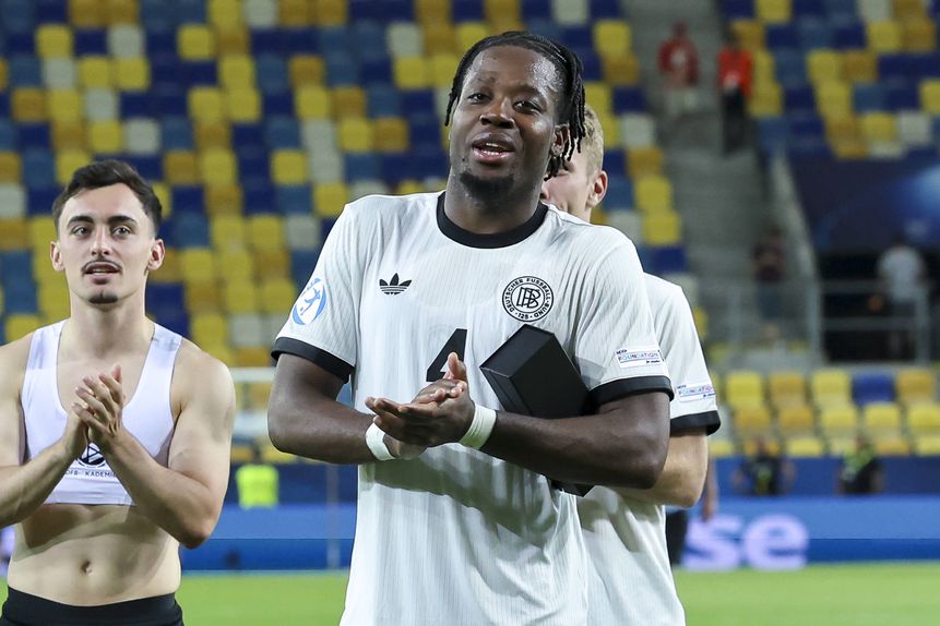 Bright Arrey-Mbi vai para a segunda época ao serviço dos arsenalistas e dá mostras de querer chefiar o eixo da retaguarda