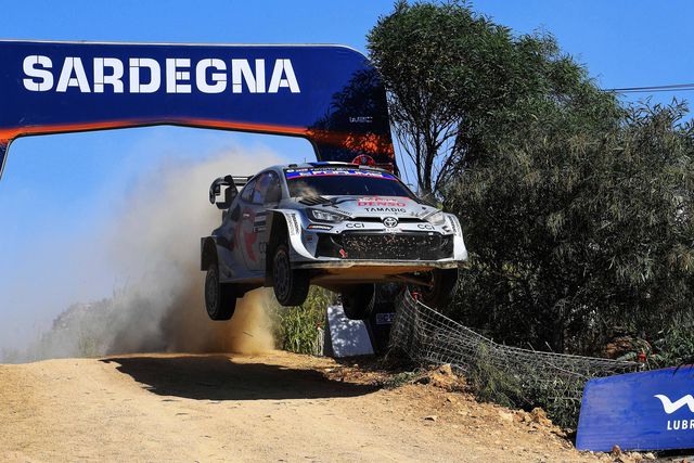 Sebastien Ogier e o co-piloto Vincent Landais durante o Rali da Sardenha, em Itália