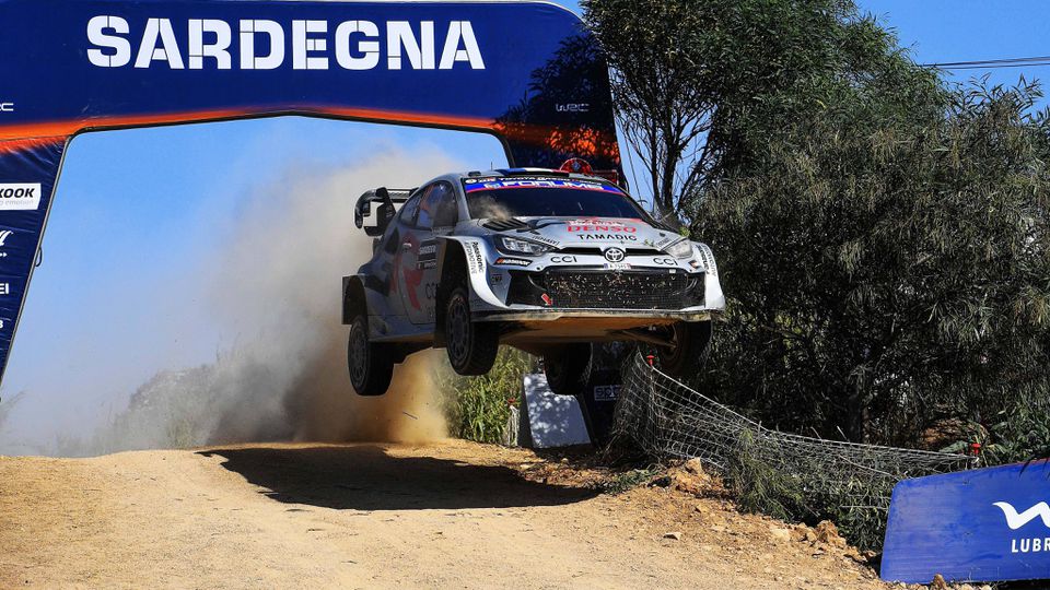 Sebastien Ogier e o co-piloto Vincent Landais durante o Rali da Sardenha, em Itália