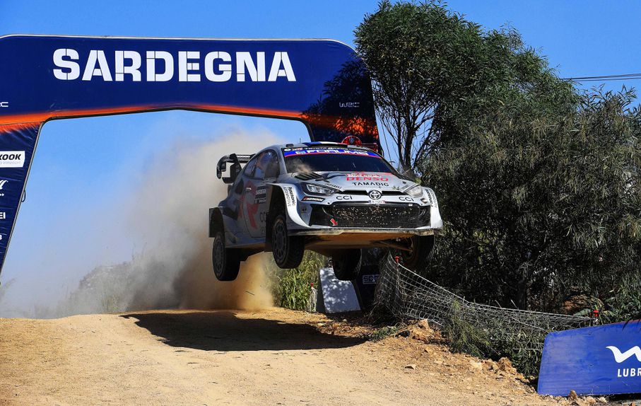 Sebastien Ogier e o co-piloto Vincent Landais durante o Rali da Sardenha, em Itália