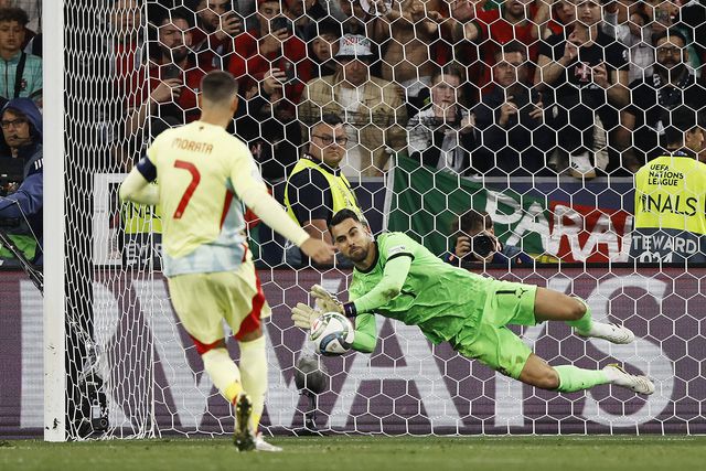 O momento em que Diogo Costa defendeu a grande penalidade de Álvaro Morata