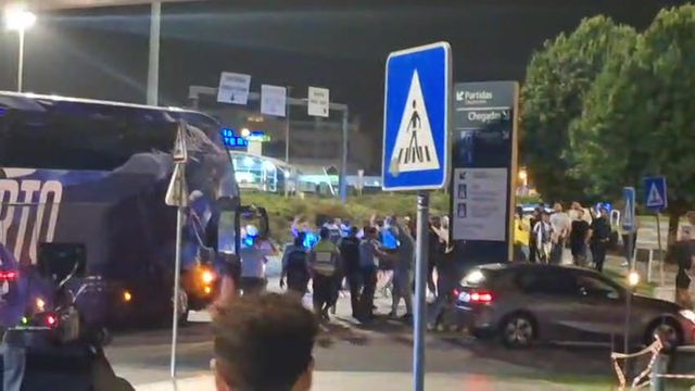 Adeptos do FC Porto travam autocarro