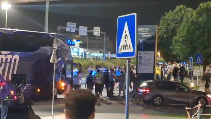 Adeptos do FC Porto travam autocarro