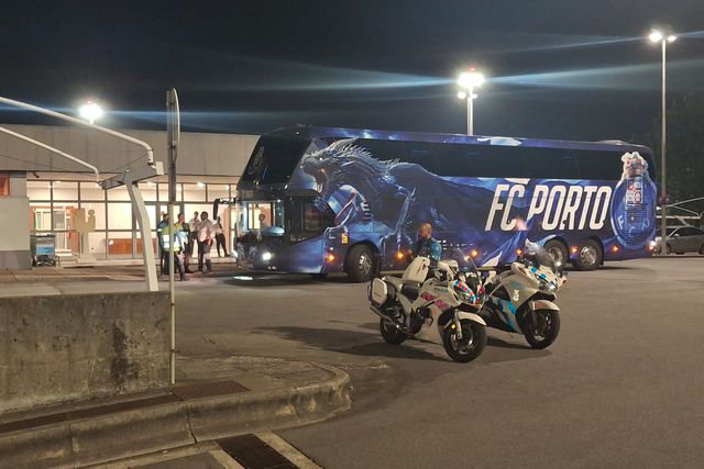 Forças de segurança protegeram o autocarro portista à chegada da camisola azul e branca ao Aeroporto