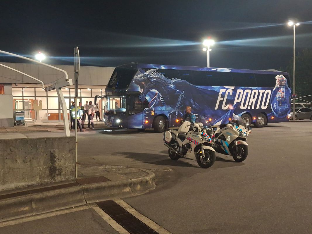 Alta tensão à chegada do FC Porto: Villas-Boas alvo de insultos e pedidos de demissão