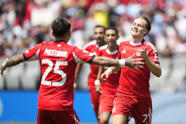 Jogadores do Benfica a celebrarem o golo de Schjelderup
