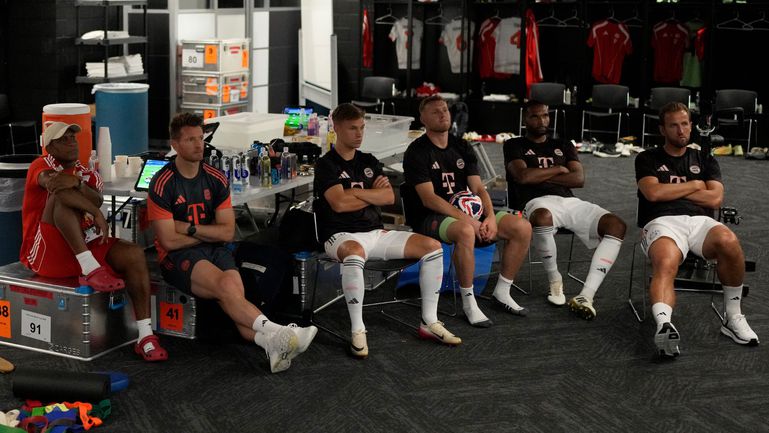 Suplentes do Bayern assistiram à 1.ª parte do jogo com o Benfica no balneário