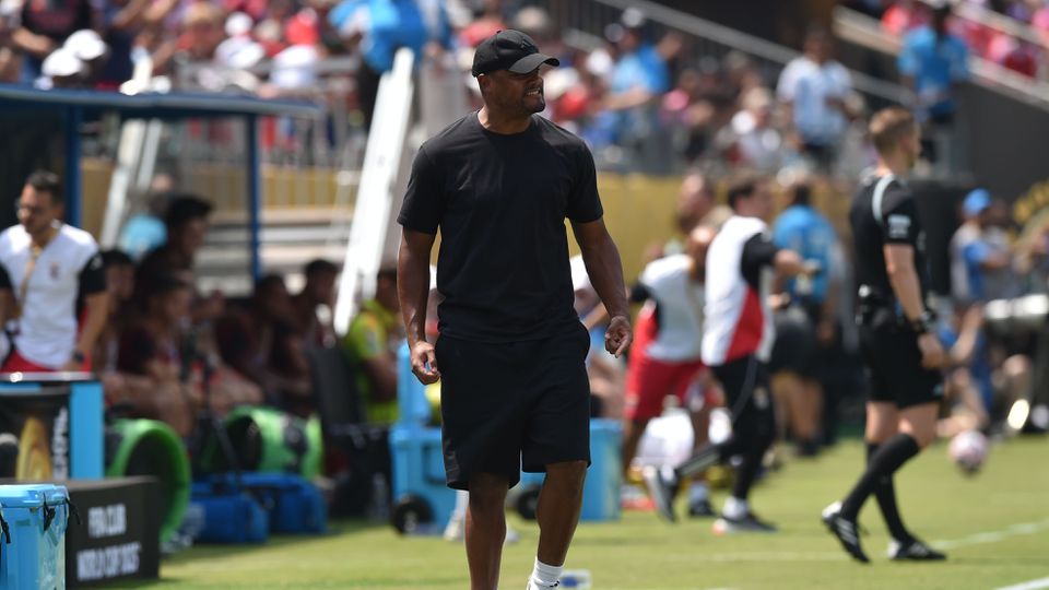 Vincent Kompany no banco de suplentes do Bayern