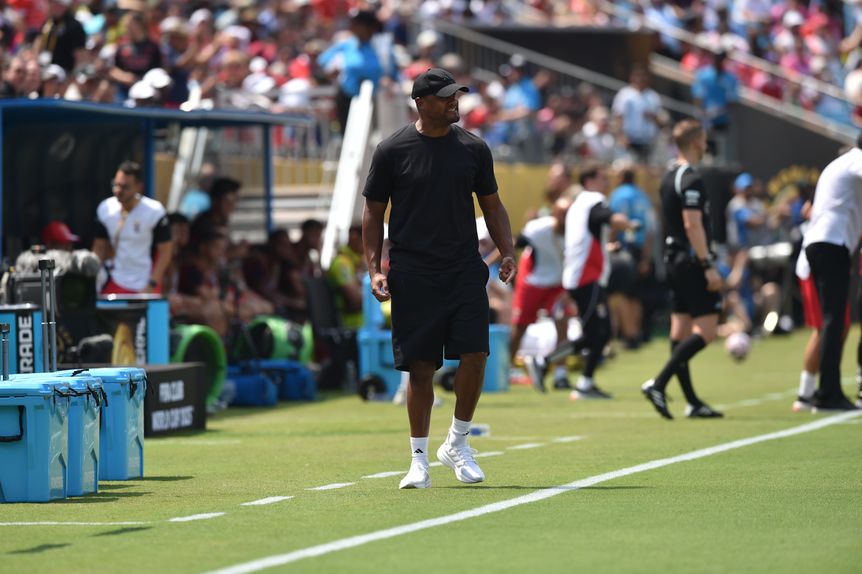 Vincent Kompany no banco de suplentes do Bayern