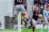 O festejo de Cláudio Braga, ao estilo de Cristiano Ronaldo, leva os adeptos do Hearts à loucura. O capitão da Seleção nacional é o ídolo do gaiense e o sonho é, obviamente, jogar a seu lado - Foto: IMAGO