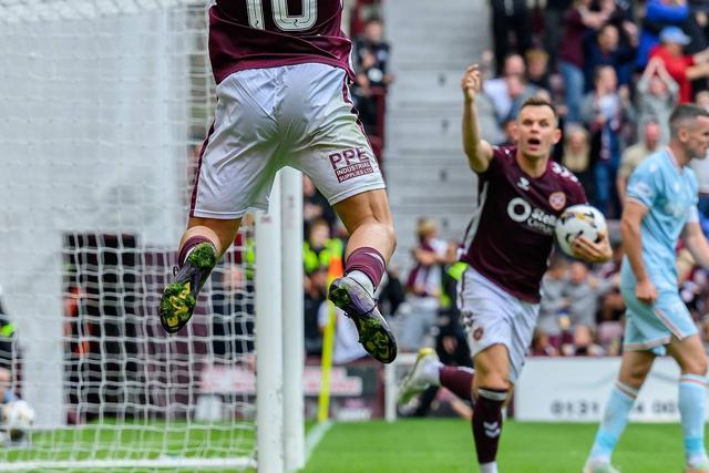 O festejo de Cláudio Braga, ao estilo de Cristiano Ronaldo, leva os adeptos do Hearts à loucura. O capitão da Seleção nacional é o ídolo do gaiense e o sonho é, obviamente, jogar a seu lado - Foto: IMAGO