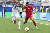 Amar Dedic num duelo com Dan Ndoye no jogo entre a Bósnia e a Suíça no Mundial — Foto: IMAGO