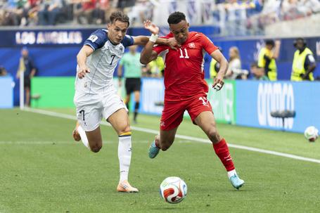 Amar Dedic num duelo com Dan Ndoye no jogo entre a Bósnia e a Suíça no Mundial — Foto: IMAGO