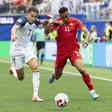 Amar Dedic num duelo com Dan Ndoye no jogo entre a Bósnia e a Suíça no Mundial — Foto: IMAGO