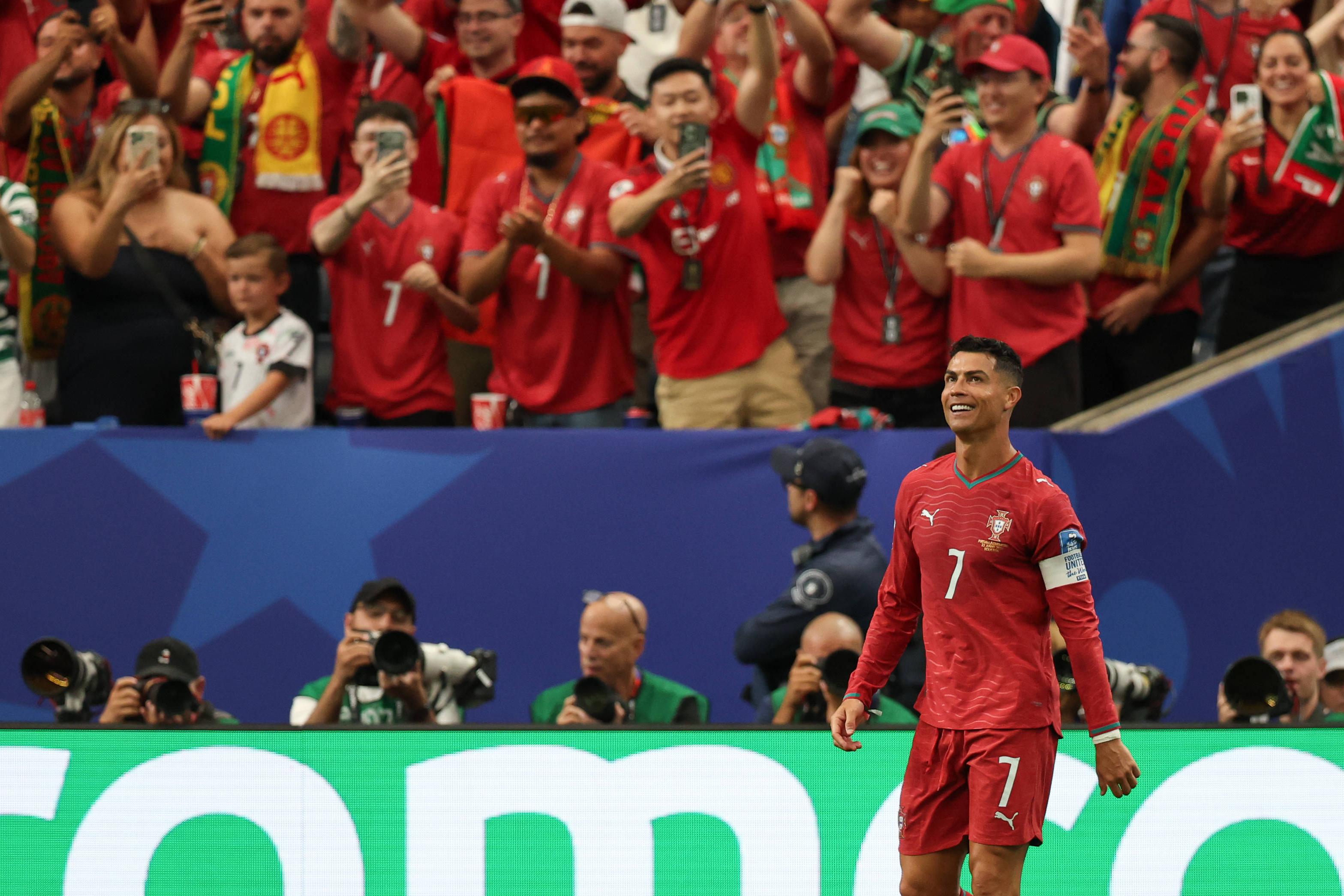 Ronaldo sorri depois de ter marcado pela segunda vez ao Uzbequistão no Mundial — Foto: IMAGO
