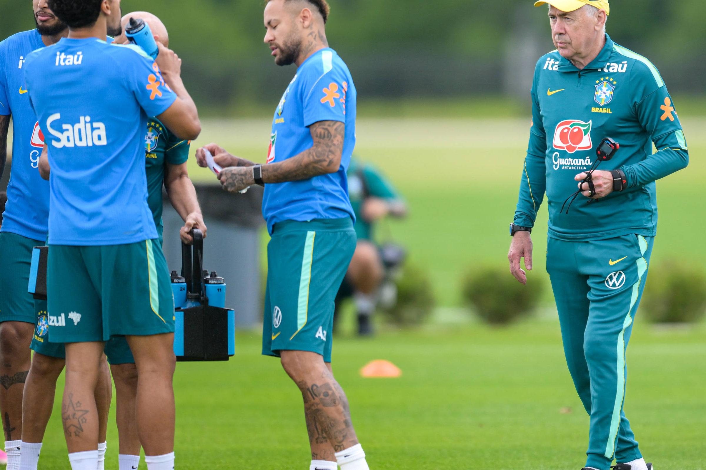 Neymar e Ancelotti no treino do Brasil