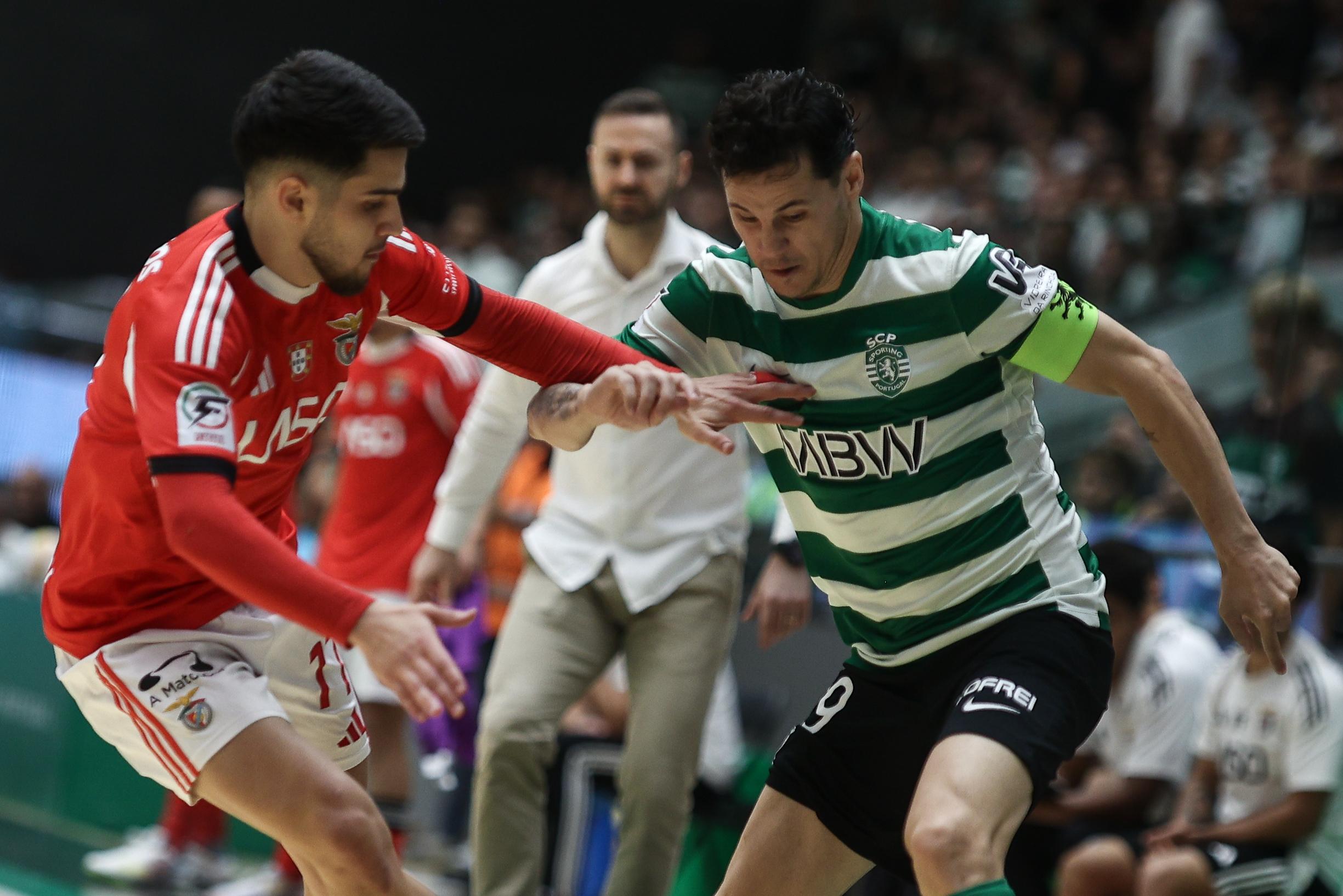 Sporting e Benfica defrontam-se nesta noite de quinta-feira, 25 de julho, agora no jogo 4 da final do 'play-off' do campeonato