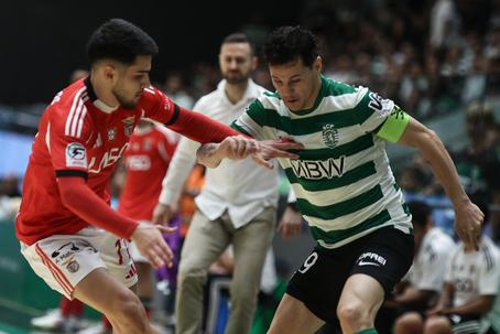 Sporting e Benfica defrontam-se nesta noite de quinta-feira, 25 de julho, agora no jogo 4 da final do 'play-off' do campeonato