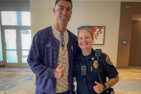 Cristiano Ronaldo e uma agente da polícia de Houston - Foto: HPD
