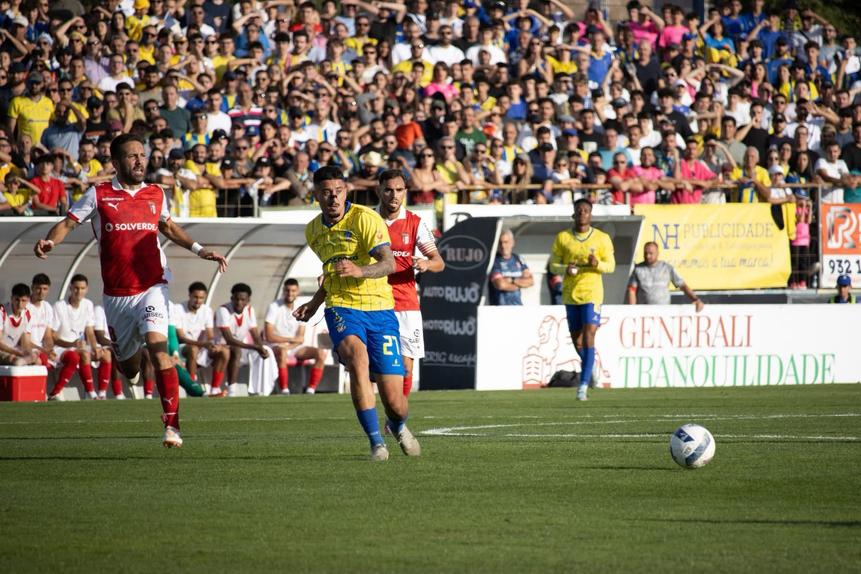 Franscisco Estanga em ação, entre João Moutinho e Ricardo Horta, num jogo da Tala de Portugal 2025/26 (que os arsenalistas venceram por 1-0) - Foto: D.R.