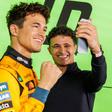 O piloto da McLaren Lando Norris divertido na visita à sua estátua, em Londres. Foto Instagram Lando Norris