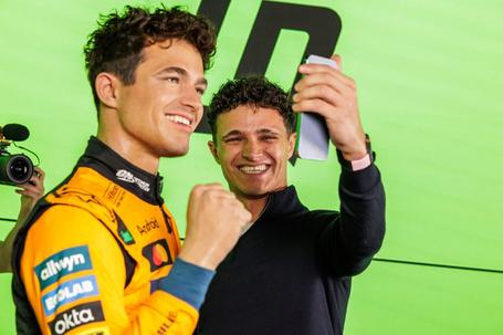 O piloto da McLaren Lando Norris divertido na visita à sua estátua, em Londres. Foto Instagram Lando Norris