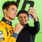O piloto da McLaren Lando Norris divertido na visita à sua estátua, em Londres. Foto Instagram Lando Norris