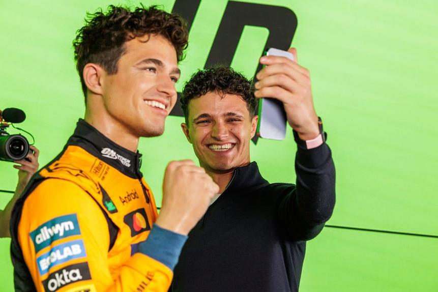 O piloto da McLaren Lando Norris divertido na visita à sua estátua, em Londres. Foto Instagram Lando Norris