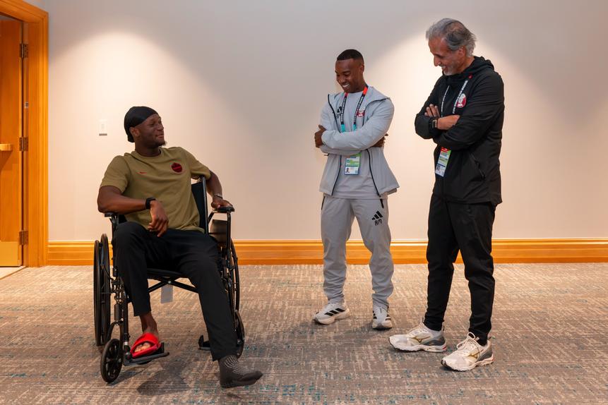 O ministro do Desporto do Qatar e o jogador da seleção Assim Madibo, visitaram o médio canadiano Ismael Koné