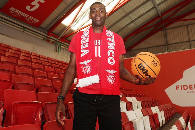 Benfica renova contrato com extremo de 20 anos