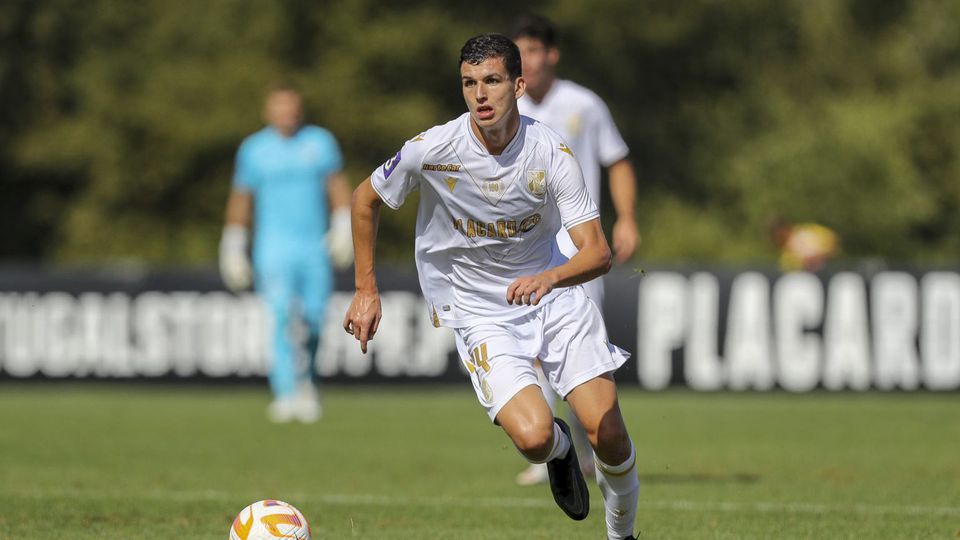 Vitória de Guimarães e Paços de Ferreira em negociações por jovem médio internacional sub-20 português