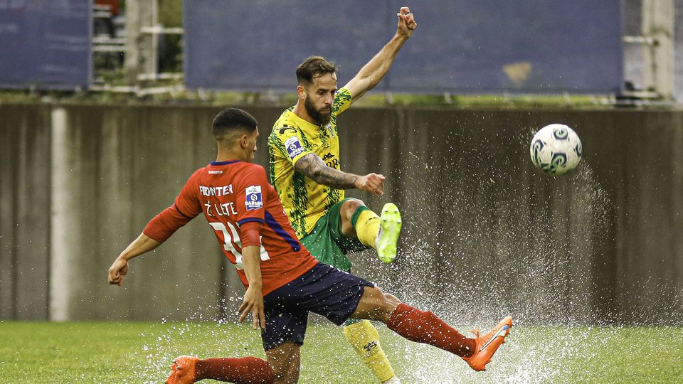 Oficial: lateral-esquerdo português deixa Tondela e regressa à Grécia