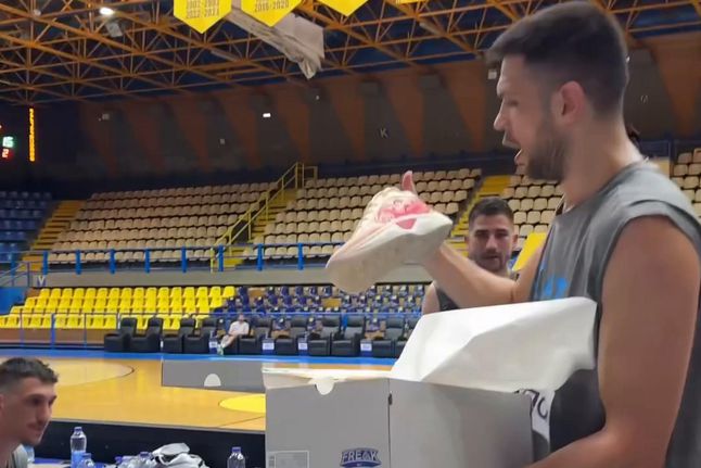 Giannis Antetokounmpo oferece 'mimos' aos companheiros de equipa na seleção grega