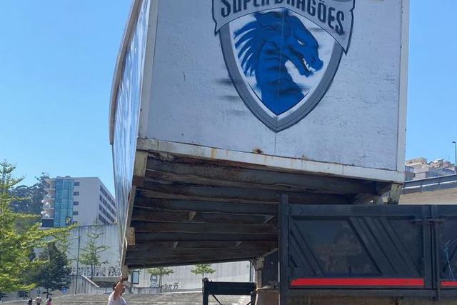 Retirado contentor dos Super Dragões junto ao estádio do Dragão