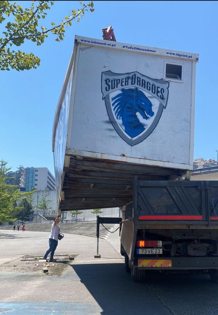 Retirado contentor dos Super Dragões junto ao estádio do Dragão