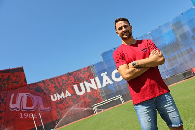 Oficial: UD Leiria contrata ponta de lança que conquistou duas Liga Europa pelo Sevilha