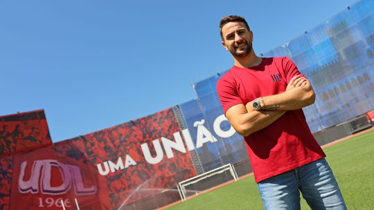 Oficial: UD Leiria contrata ponta de lança que conquistou duas Liga Europa pelo Sevilha