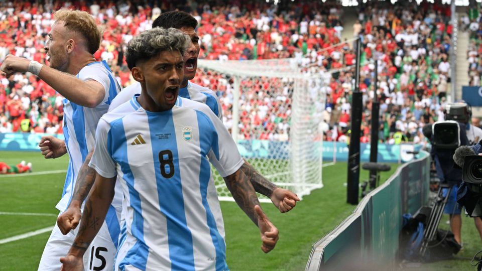 VAR anula golo argentino… uma hora depois do final do jogo e jogadores voltam ao relvado