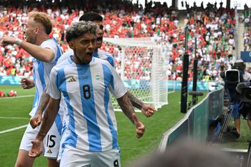 VAR anula golo argentino… uma hora depois do final do jogo e jogadores voltam ao relvado