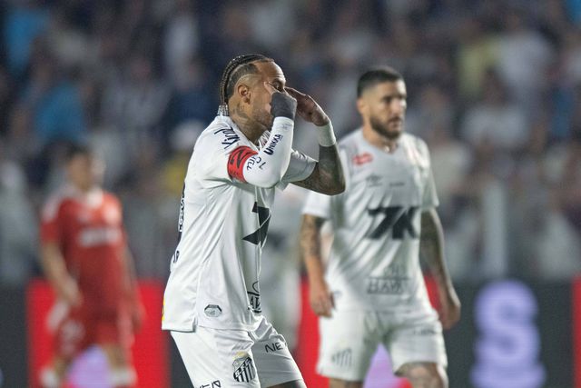 Neymar irritado com árbitro