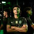 Sporting veste de novo de preto recordando o Stromp