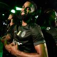 Sporting com camisola preta e símbolo preateado