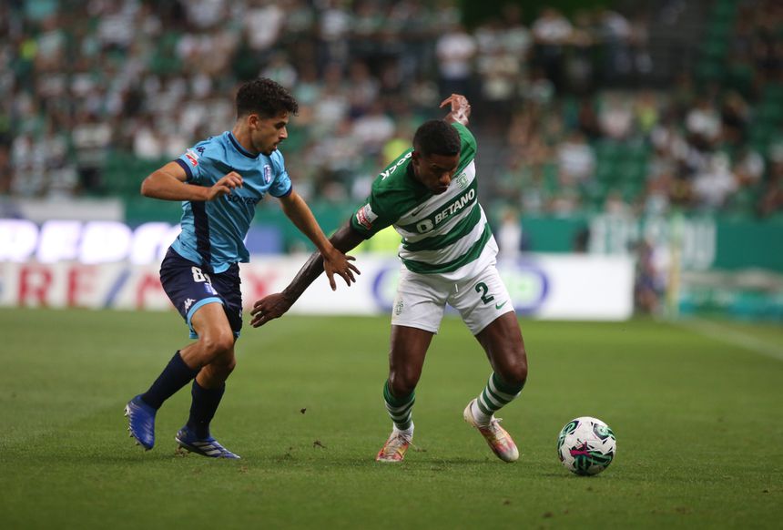 O Villarreal foi o convidado do Sporting (na imagem com Matheus Reis a tentar ultrapassar um adversário) para a edição de 2023 do Troféu Cinco Violinos