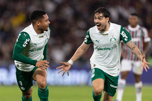 Vítor Roque festeja golo ao Fluminense