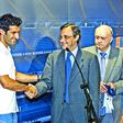 Luís Figo com Florentino Pérez e Di Stefano na apresentação no Real Madrid