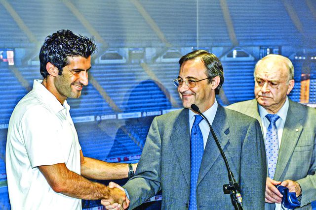 Luís Figo com Florentino Pérez e Di Stefano na apresentação no Real Madrid