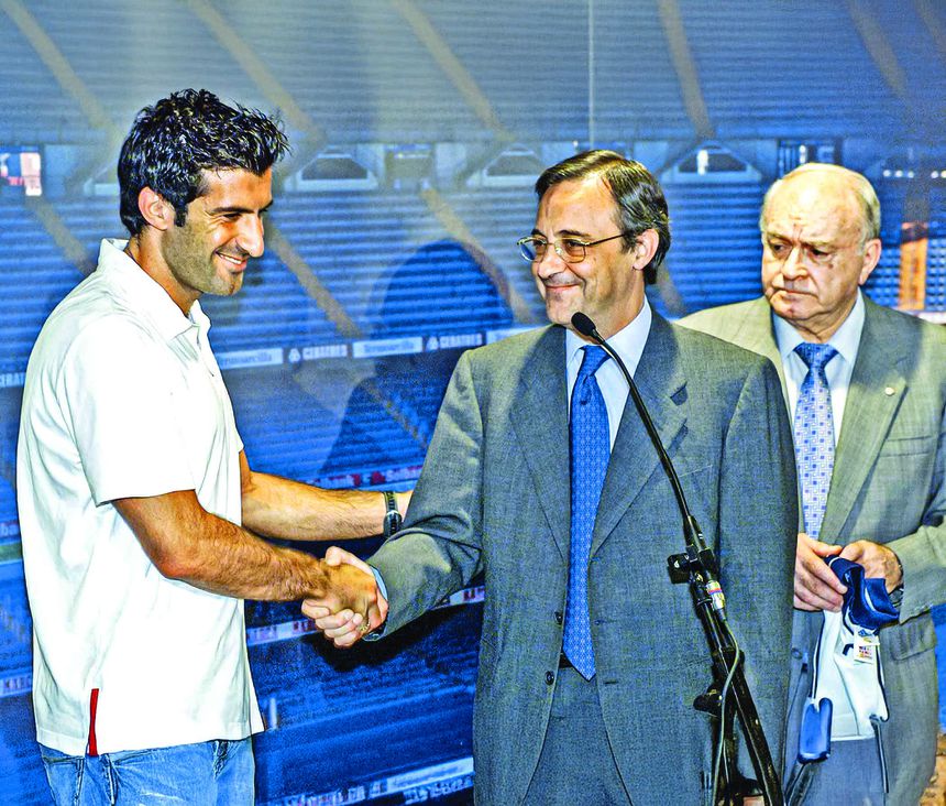 Luís Figo com Florentino Pérez e Di Stefano na apresentação no Real Madrid