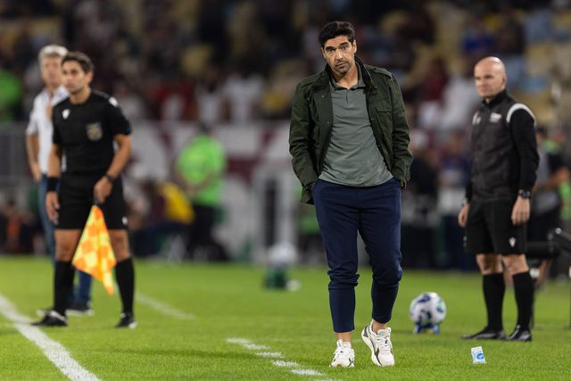 Abel Ferreira, treinador do Palmeiras, de mãos nos bolsos