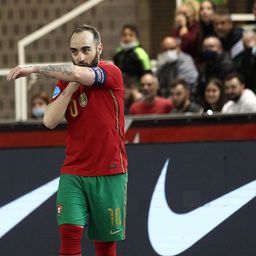 Ricardinho com a braçadeira de capitão da Seleção Nacional. Foto A BOLA